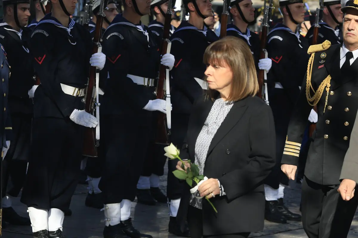 Η Κατερίνα Σακελλαροπούλου στην κηδεία του Κώστα Σημίτη