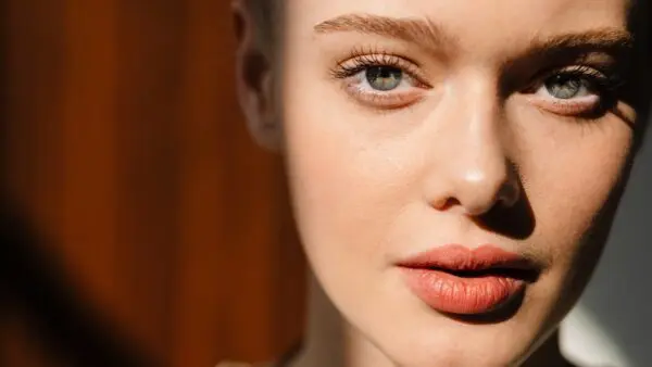 Αντιγήρανση: 3 προϊόντα που δεν πρέπει να λείπουν από καμία skincare ρουτίνα