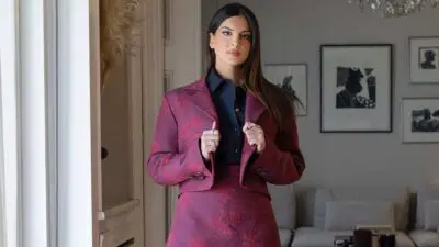 Η Σταματίνα Τσιμτσιλή με μπορντό σύνολο