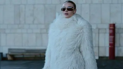 Παλτό του χειμώνα και λευκή γούνα