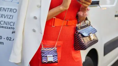 Γυναίκα με κόκκινο πλεκτό φόρεμα