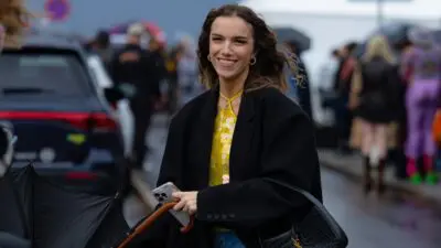 Μικροκαμωμένη κοπέλα στο street style