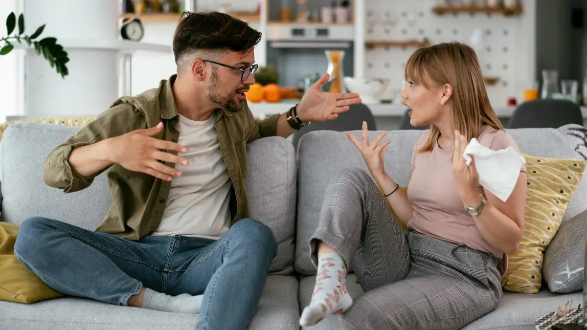 Ένα ζευγάρι μαλώνει στο σαλόνι του