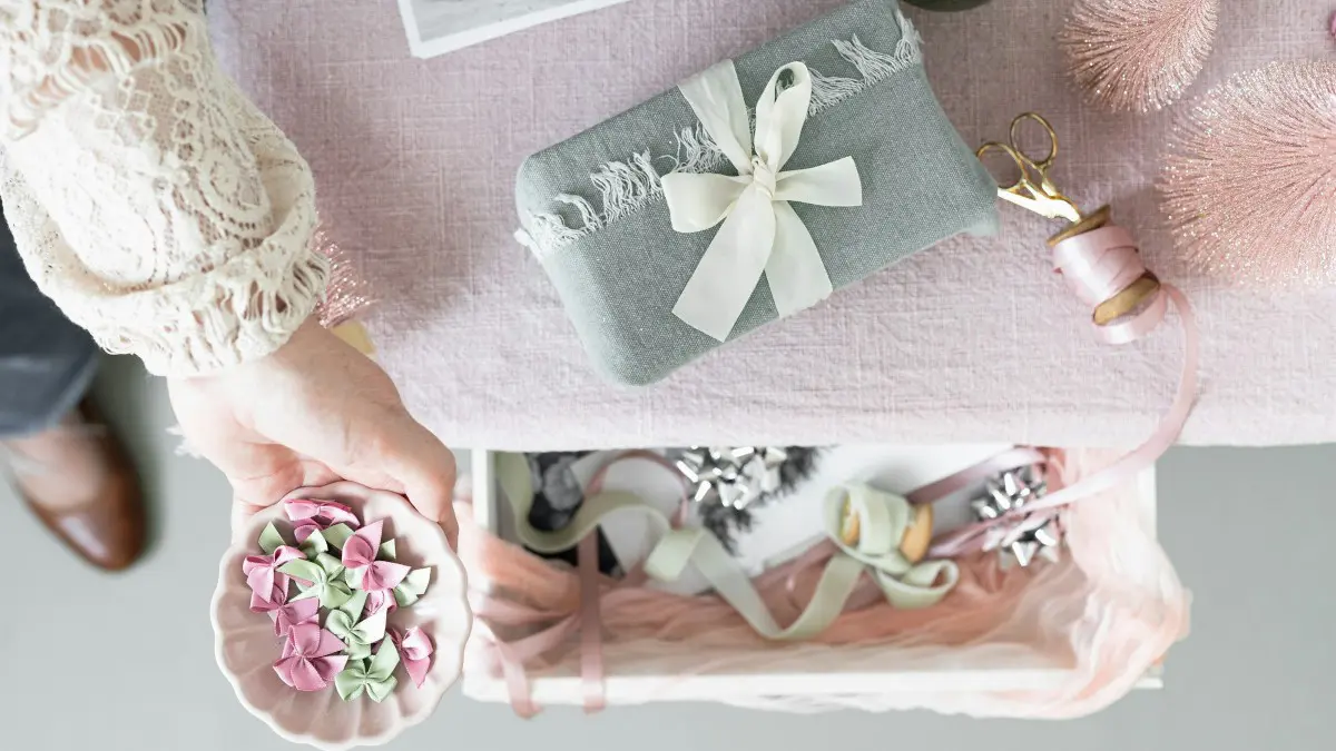 Μια γυναίκα κατασκευάζει δώρα