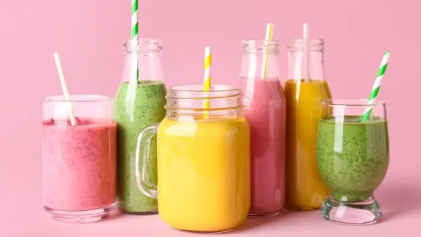 χυμός από διάφορα φρούτα σε μπουκαλάκια