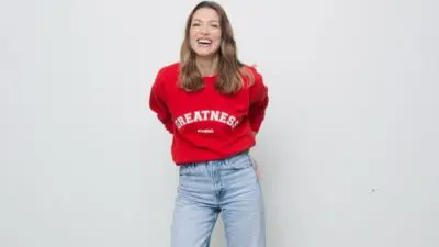 Η Βίκυ Καγιά με κόκκινο φούτερ και τζιν