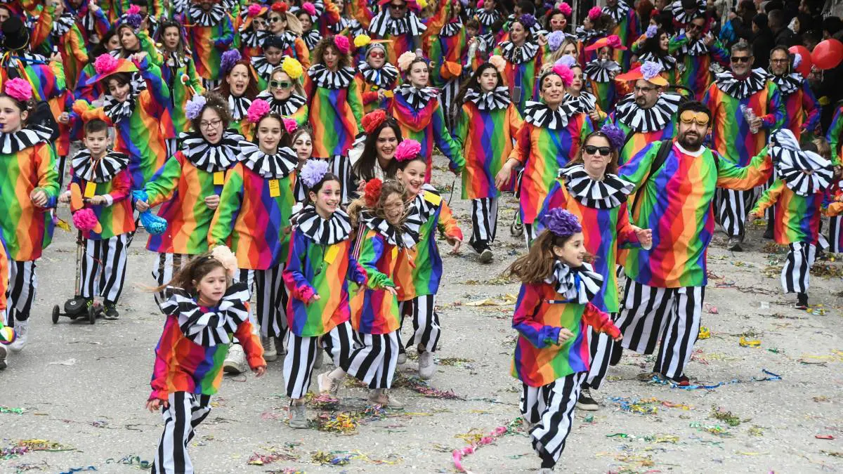 Παιδάκια μασκαρεμένα χορεύουν στους δρόμους της Πάτρας