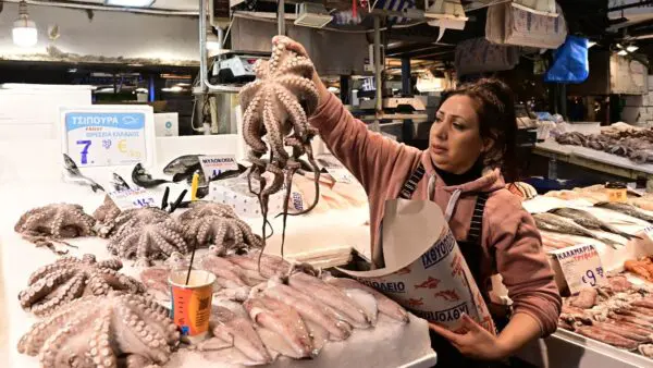 Βαρβάκειος αγορά μια κυρία κρατάει ένα χταπόδι