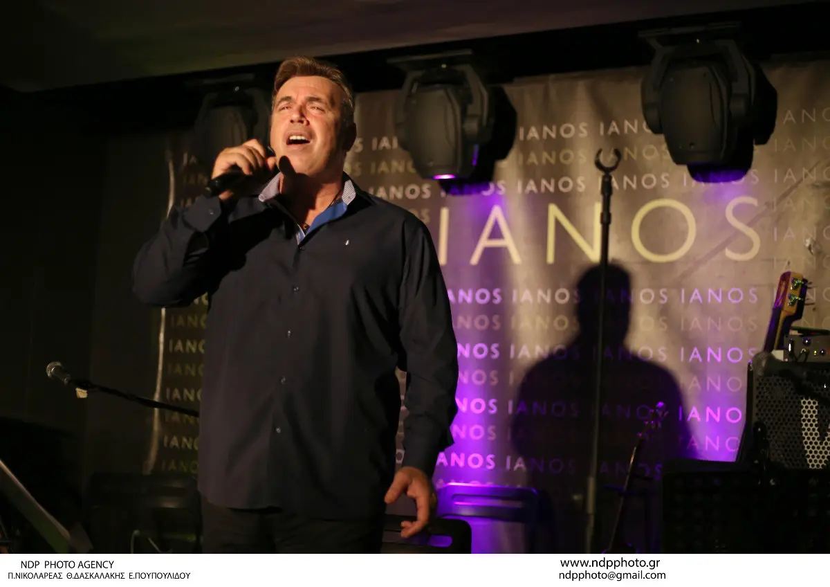 Ο Μανώλης Λιδάκης με το μικρόφωνο στο χέρι