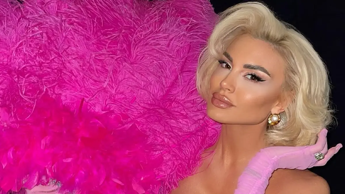 Η Αλεξάνδρα Παναγιώταρου με φούξια ρούχα