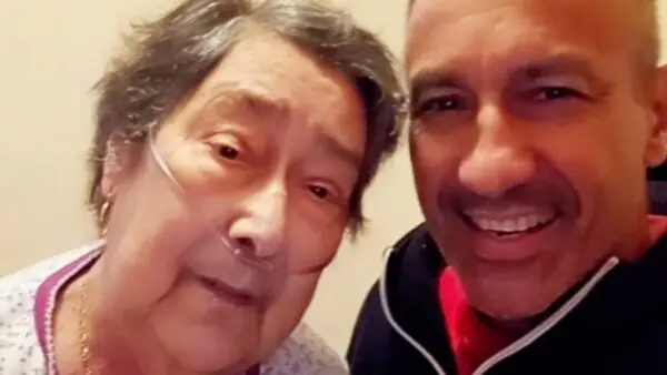 Ο Πέτρος Ίμβριος με την μητέρα του