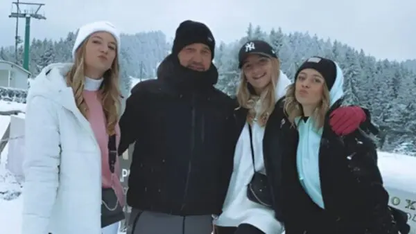 Νίκος Πλακιάς με κόρες και ανιψιά