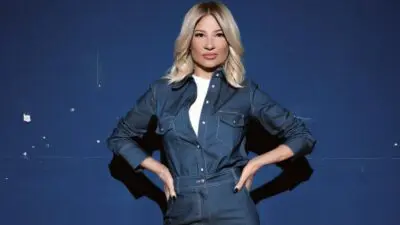 Η Φαίη Σκορδά με total denim σύνολο