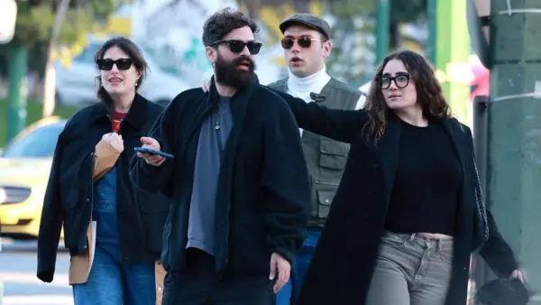 Η Παυλίνα Βουλγαράκη με τον σύντροφό της και τα αδέλφια της