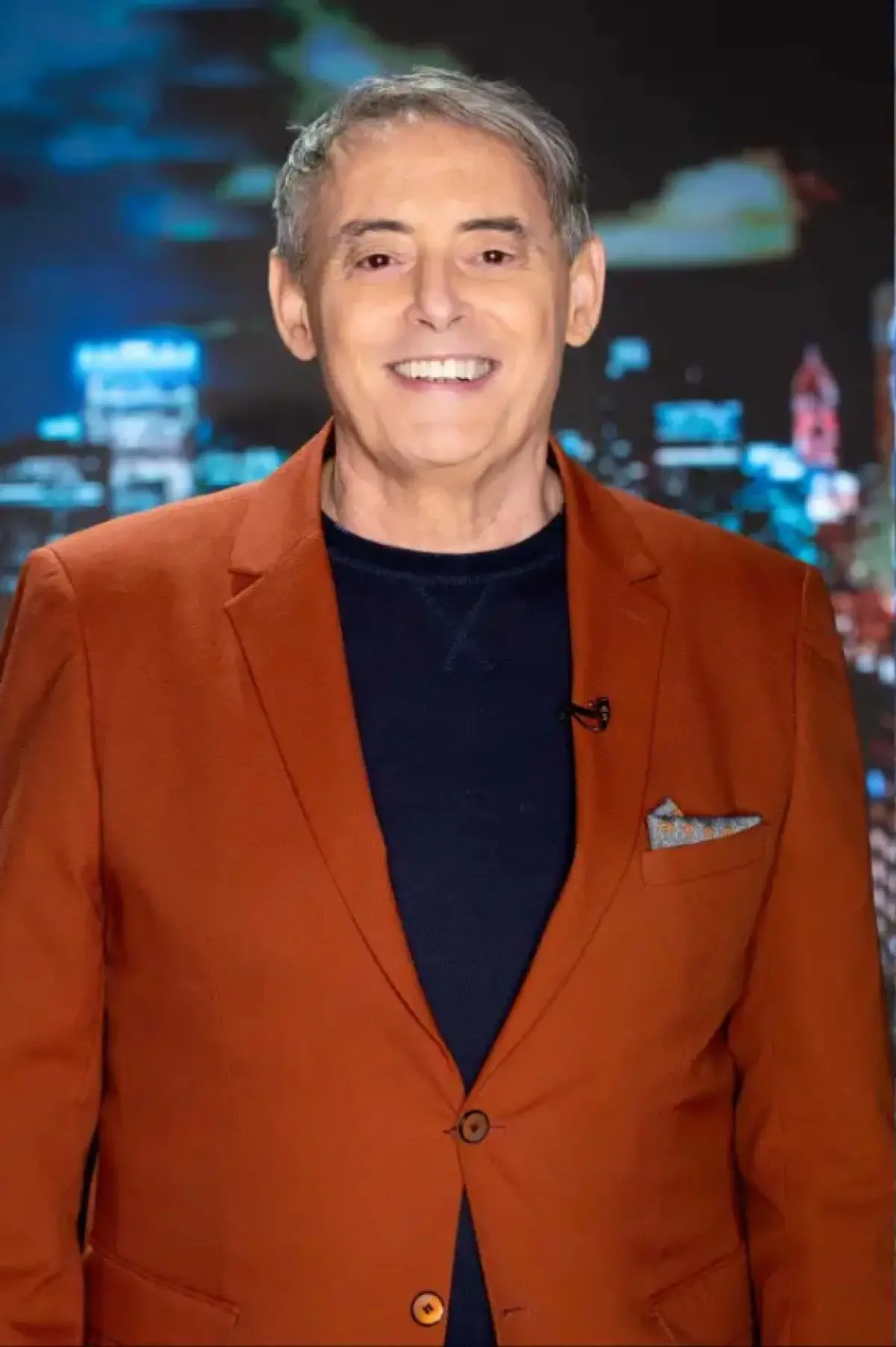 Ο Ιορδάνης Χασαπόπουλος φωτογραφίζεται 