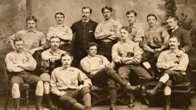 O Άντριου Ουότσον μαζί με άλλους ποδοσφαιριστές