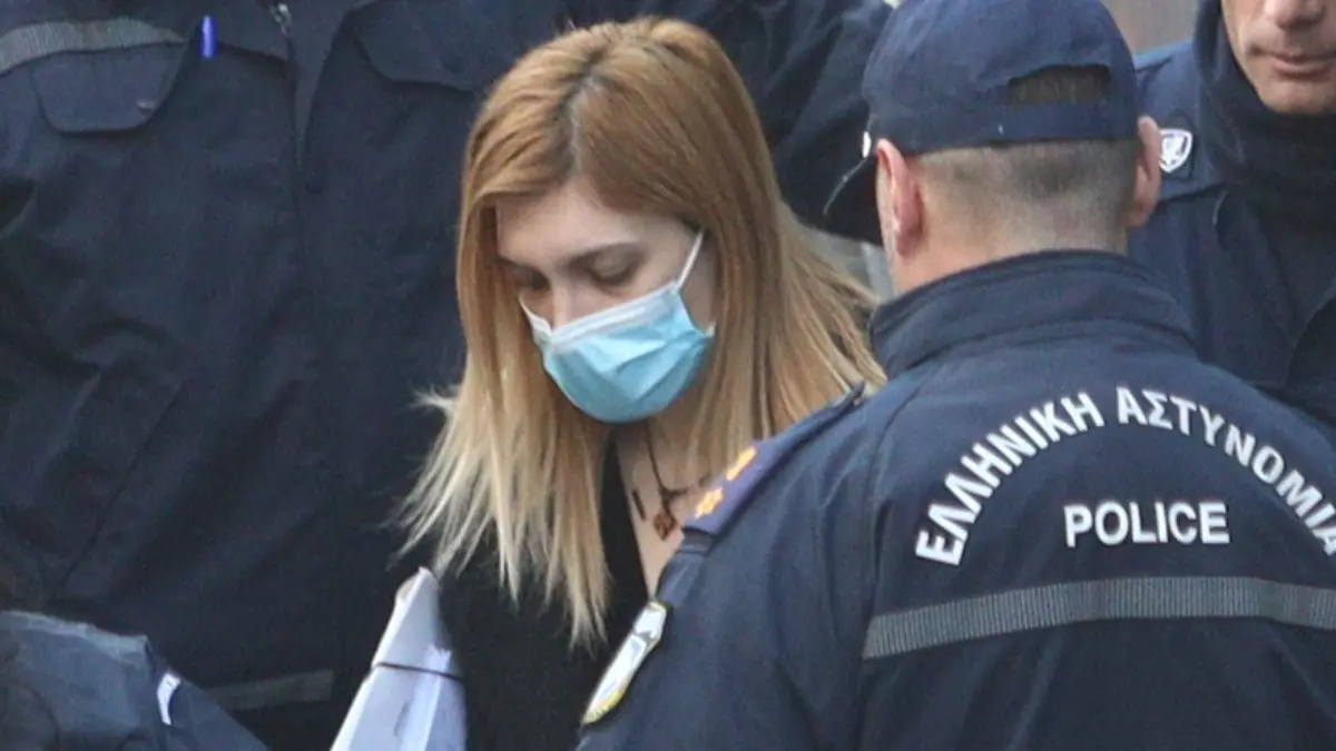 Η Ρούλα Πισπιρίγκου έξω από τα δικαστήρια