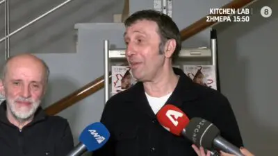 Ο Ρένος Χαραλαμπίδης μιλώντας στις κάμερες