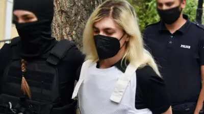 Η Ρούλα Πισπιρίγκου έξω από το δικαστήριο.