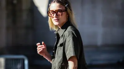 Κοπέλα με γυαλιά στο street style