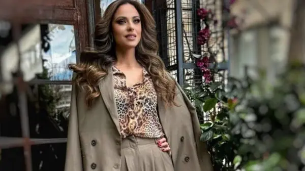 H Ευαγγελία Συριοπούλου έξω από το στούντιο