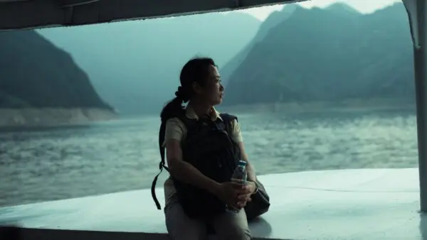 Μια κοπέλα σε ένα καράβι