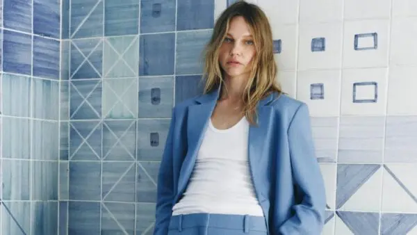 Κοπέλα με γαλάζιο σύνολο Zara