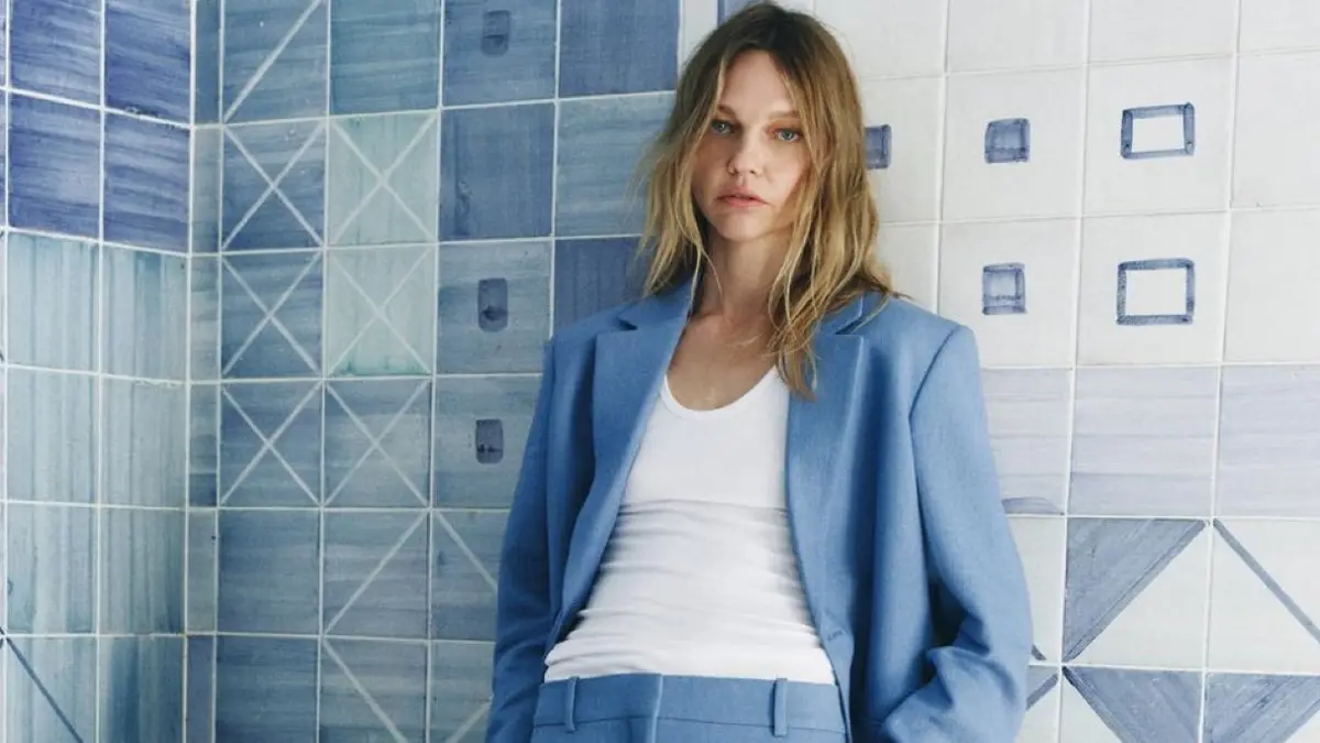 Κοπέλα με γαλάζιο σύνολο Zara