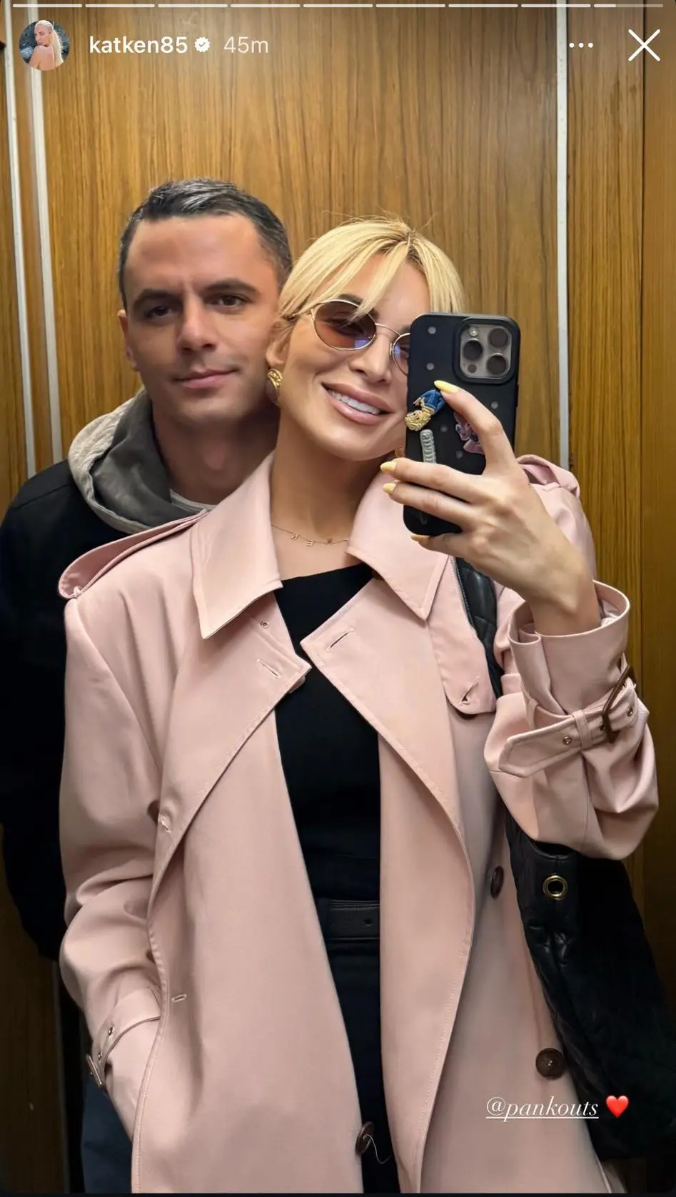 Η Καινούργιου και ο Κουτσουμπής σε καθρέφτη σε ασανσέρ