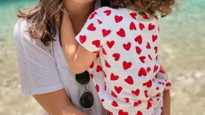 Κομμένη φωτογραφία της Ιωάννας Πιατά με την κόρη της