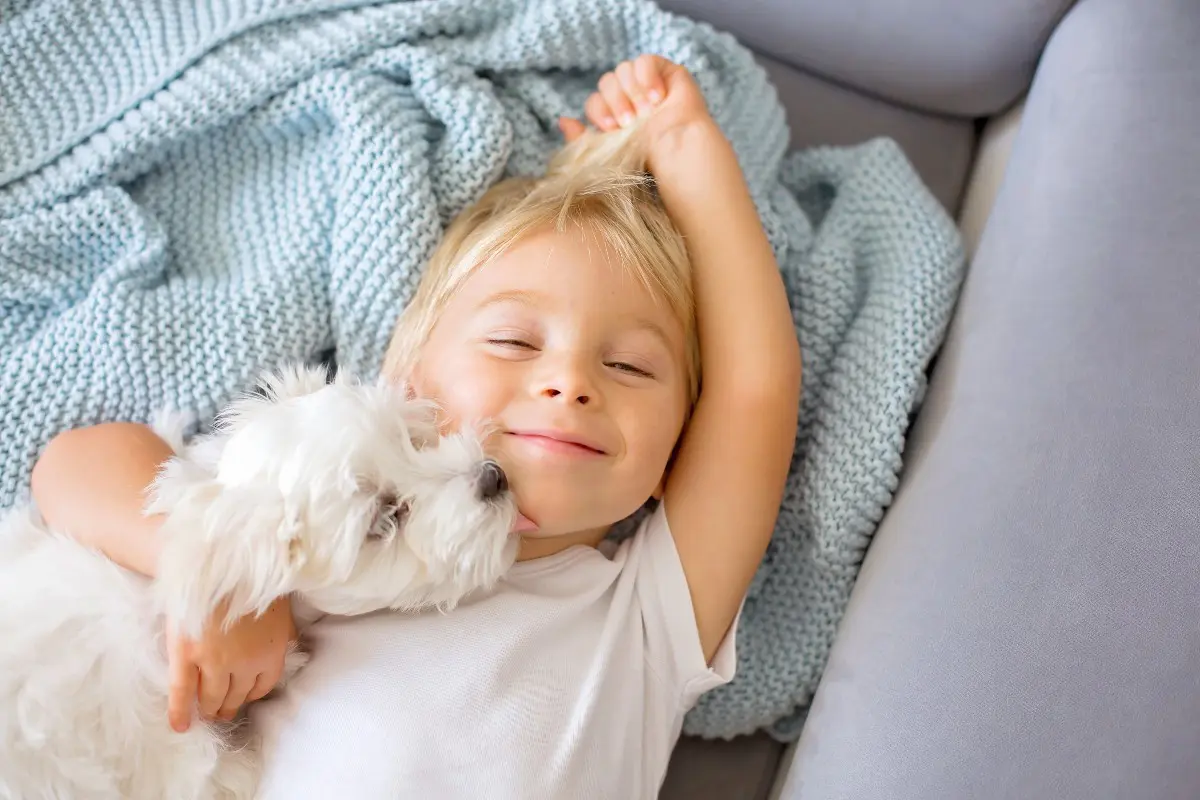 ένα κοριτσάκι με το σκυλάκι της