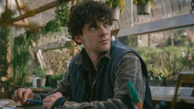 σκηνή από την σειρά του netflix κηπουρός