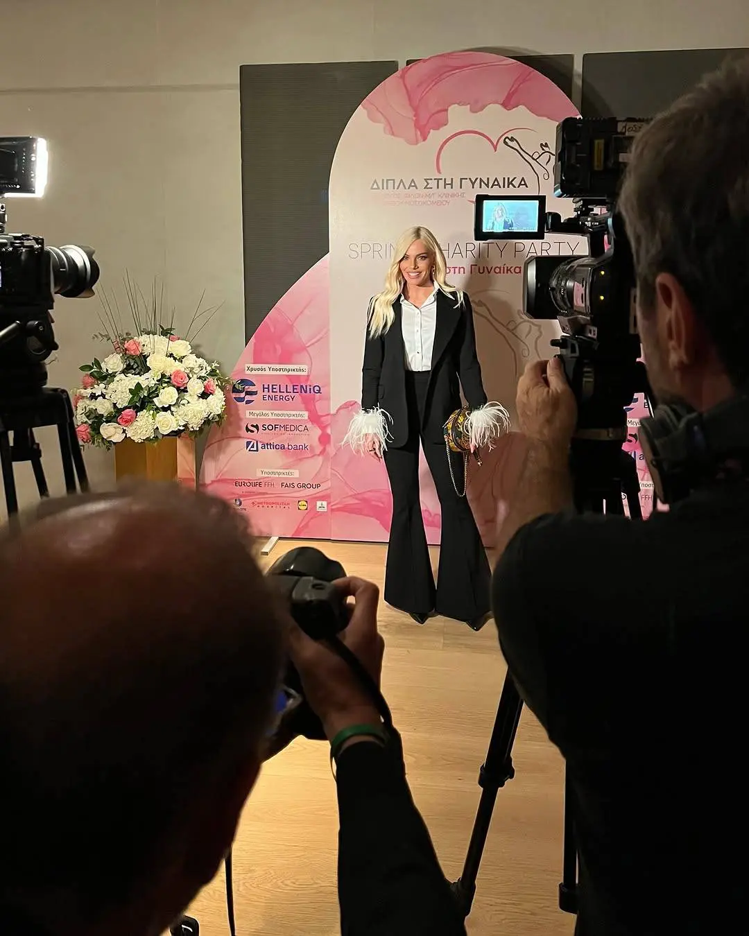 Μαύρο κοστούμι και λευκό πουκάμισο φοράει η Ιωάννα Μαλέσκου σε εκδήλωση