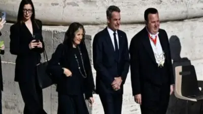 Ο Κυριάκος και η Μαρέβα Μητσοτάκη στην κηδεία του Πάπα Φραγκίσκου