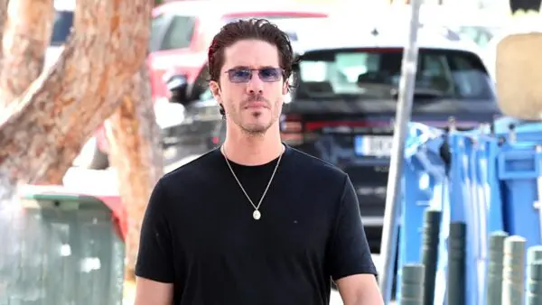 Ο Νίκος Οικονομόπουλος