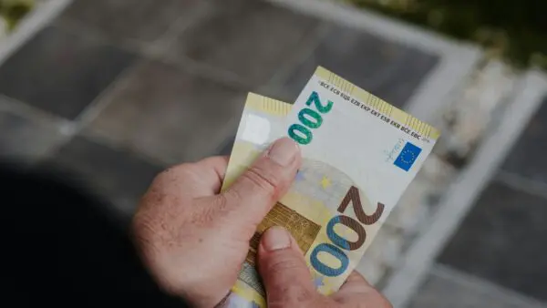 Ένας κύριος κρατάει χρήματα