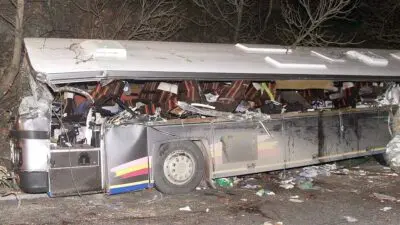 Το λεωφορείο που συγκρούστηκε στα Τέμπη με φορτηγό το 2003