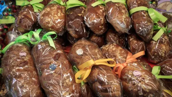 Τσουρέκια σε ράφι μαγαζιού