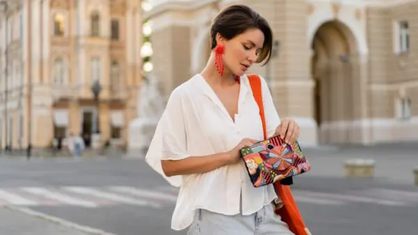 Μια τσάντα σε πορτοκαλί χρώμα κρατάει γυναίκα