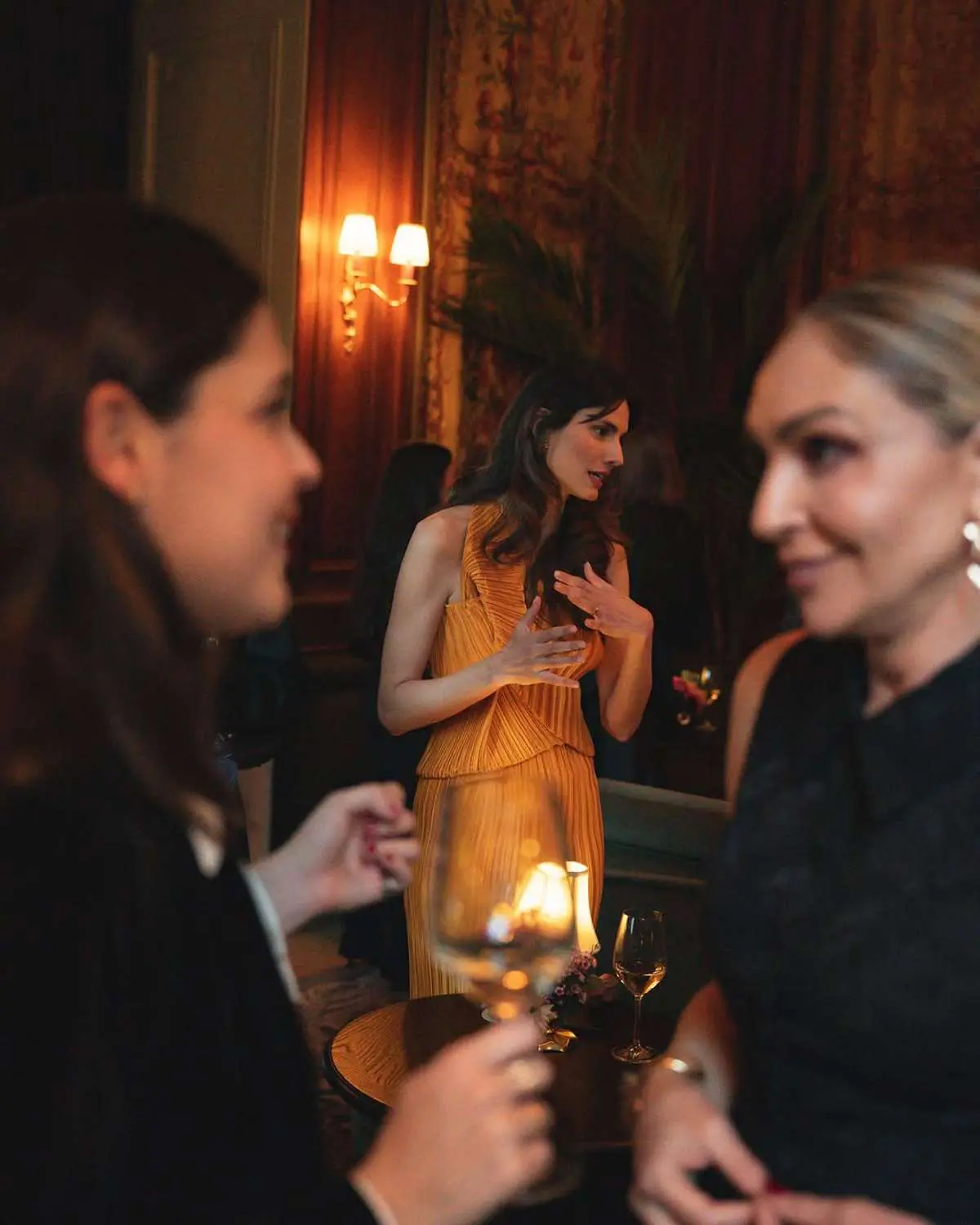 H Ηλιάνα Παπαγεωργίου με κίτρινο φόρεμα σε έξοδό της