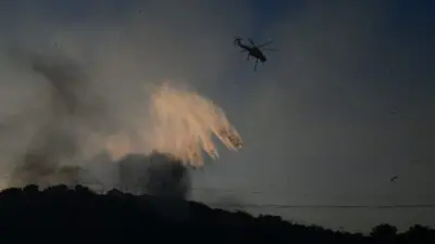 Ελικόπτερο ρίχνει νερό