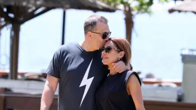 Ο Πάνος Ιωάννου φιλάει στο μέτωπο τη Μαριάντα Πιερίδη