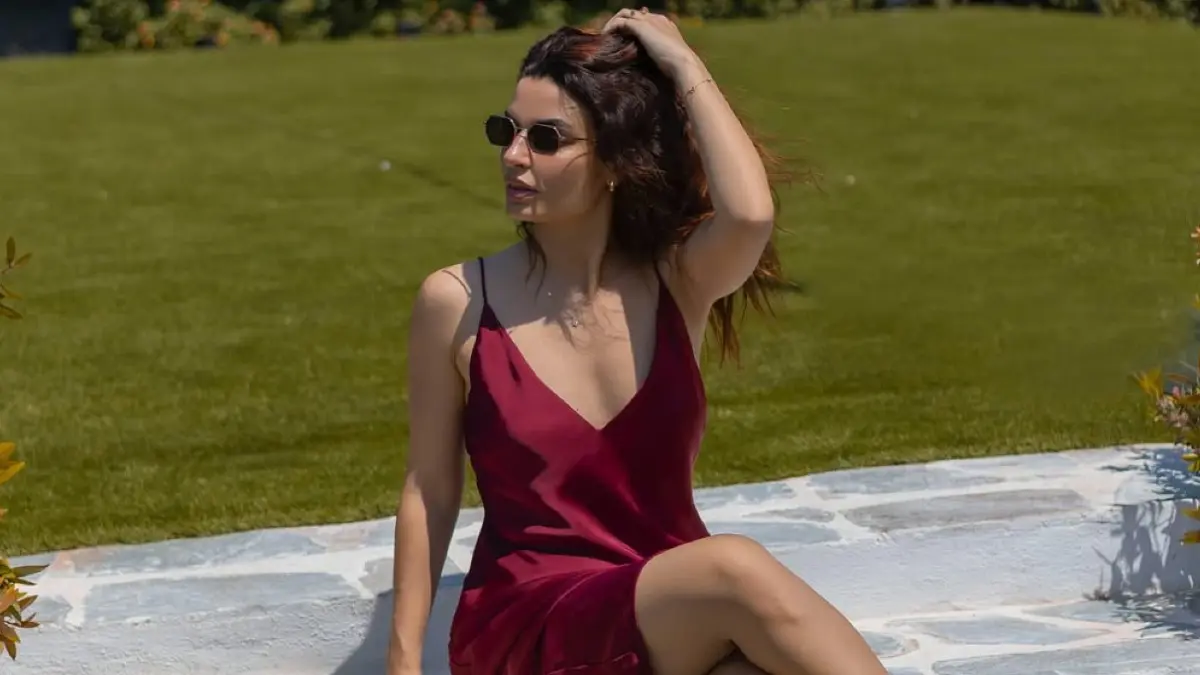 Η Τόνια Σωτηροπούλου με σατέν φόρεμα