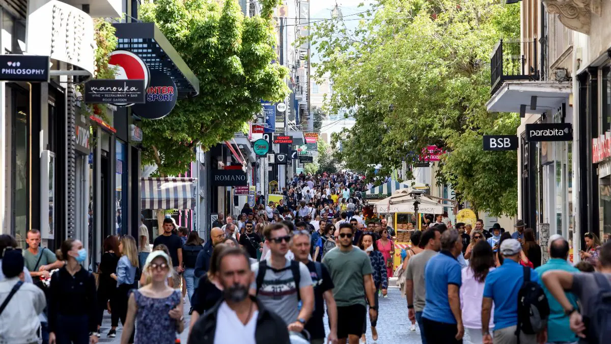 Κόσμος περπατάει σε δρόμο της Αθήνας