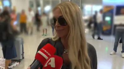 Η Έλλη Κοκκίνου στο αεροδρόμιο