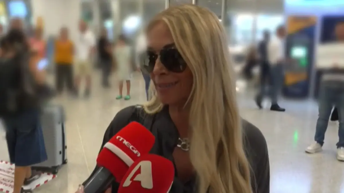 Η Έλλη Κοκκίνου στο αεροδρόμιο