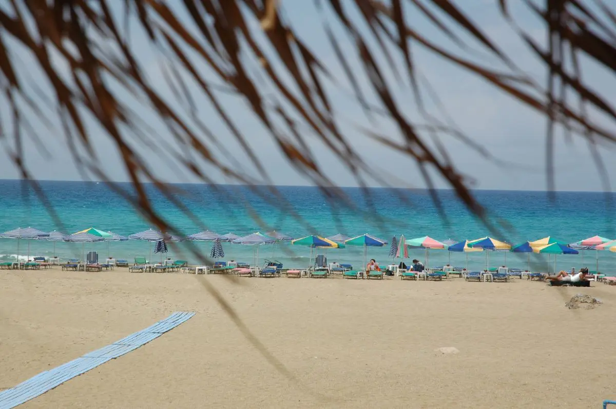 η παραλία Φαλάσαρνα