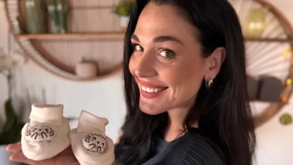 Η Ιωάννα Τριανταφυλλίδου με παιδικά παπουτσάκια στο χέρι της