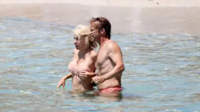 Μενεγάκη Παντζόπουλος για μπάνιο στην παραλία