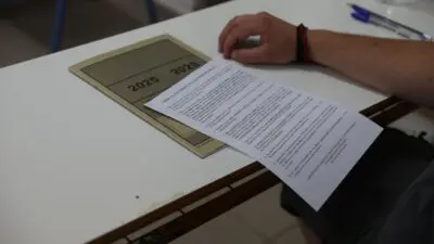 Μαθητής δίνει πανελλήνιες